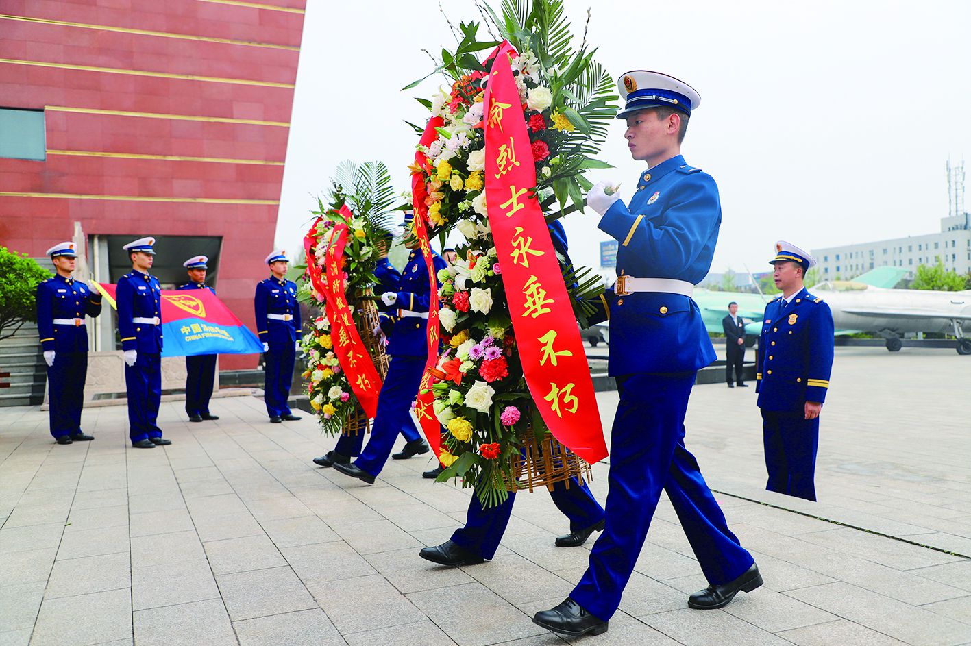 市消防救援支队的官兵向革命先烈敬献花篮。本报记者 张方志 摄.JPG