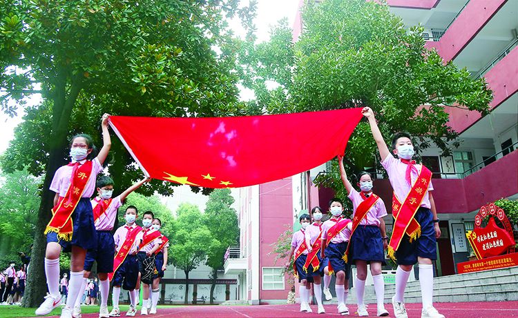 市十三小举行升旗仪式.jpg