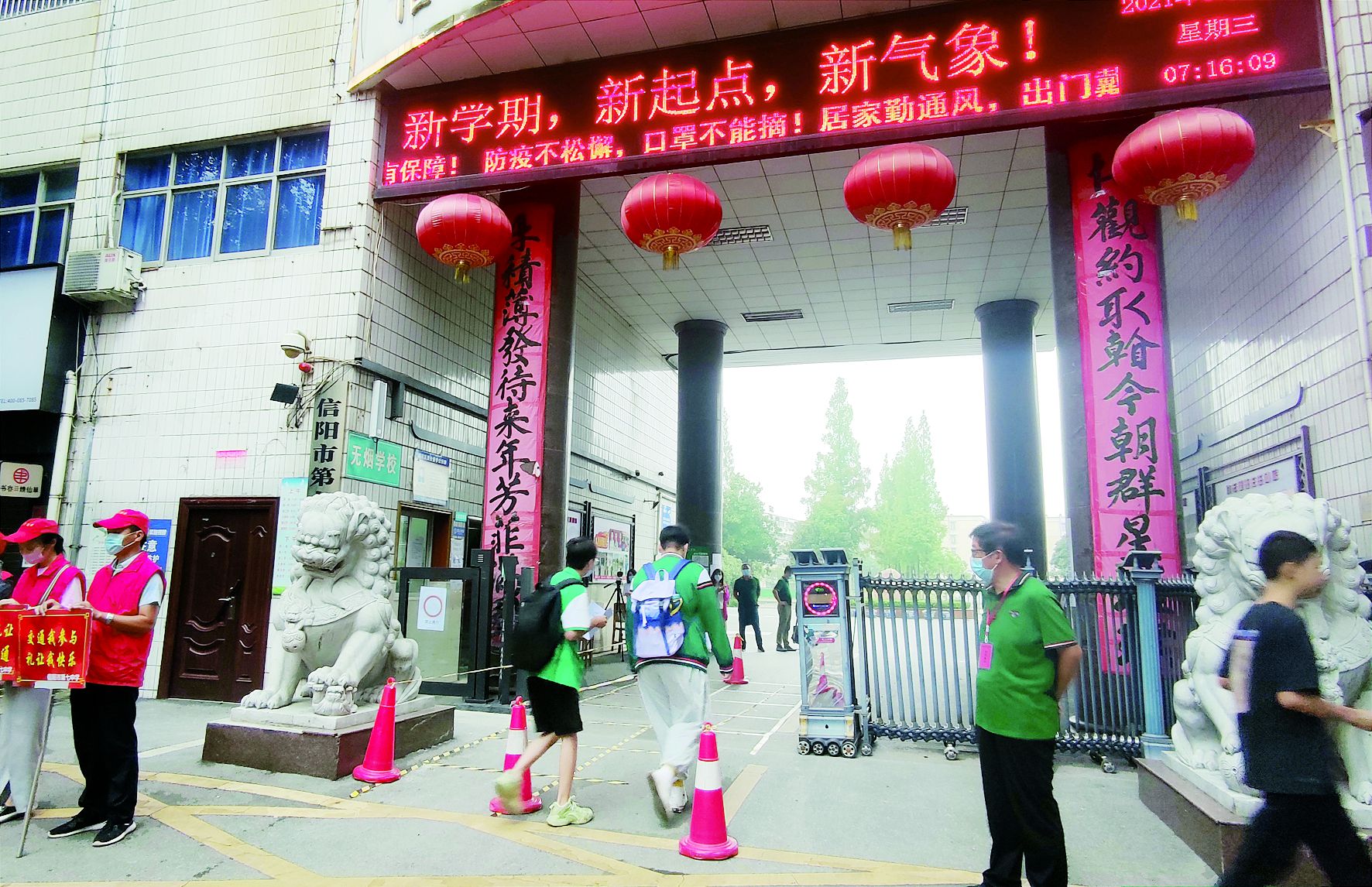 市七中门口,学生进校园1.jpg